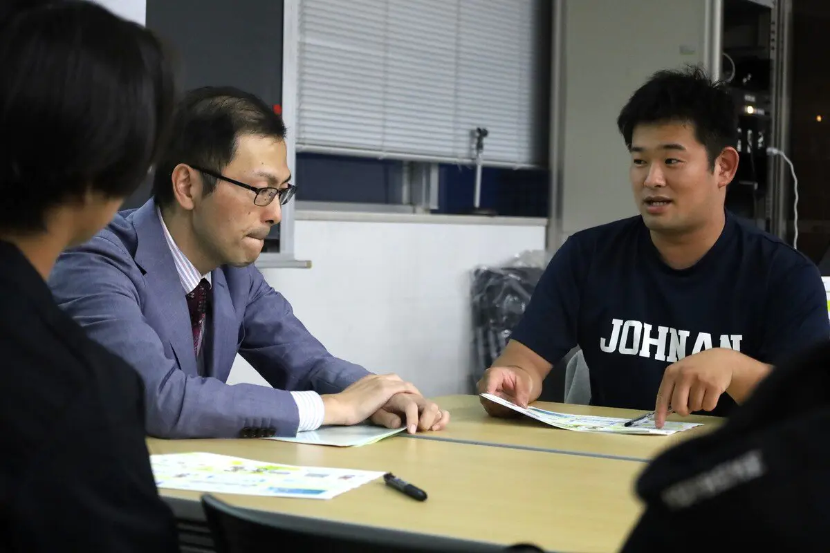質問する学生（右）